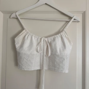 Vit linne  - Använt ganska mycket men finns inga skavanker. Rosetten fram går att knyta om själv. 