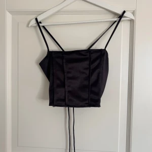 Svart topp  - Aldrig använd. Går att ha som bandå också. Banden bak går att justera. 