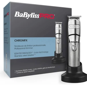 BaBylissPRO CHROMFX trimmer - Snygg och professionell trimmer i kromad metall från BaBylissPRO. CHROMFX har digital motor, Li-Ion-batteri och rostfria stålblad. Perfekt för att fixa detaljer och skapa skarpa linjer. Ergonomisk design med greppvänligt handtag och laddningsställ. Ny pris 1200