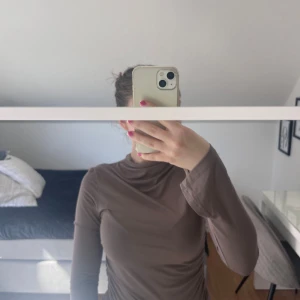 Soft Touch Funnel Neck ls Top Brun från Gina tricot  - Brun långärmad top med slits från Gina Tricot 