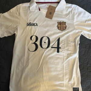 Lamine Yamal FC Barcelona Fotbollströja - Säljer en Lamine Yamal special editions FC Barcelona fotbollströja i storlek M som är helt ny med prislapp