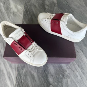 Valentino Open skor  - Valentino Open - Skick: Använda fåtal gånger   - Storlek 40 - Tillbehör: Valentino boxen i bilden  - Nypris: 6000kr - TrendWardrobe
