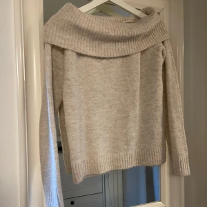 Beige offshoulder stickad tröja - Jätte fin stickad offshoulder tröja, aldrig använt som helt ny 💗💗 pris kan diskuteras 💋 