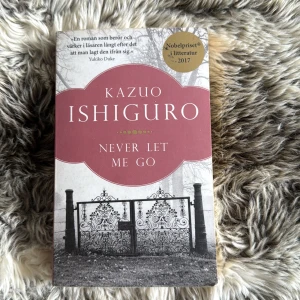 Never Let Me Go - Denna bok är ett måste att ha läst åtminstone en gång - jag har läst den två gånger! En gripande och tankeväckande roman av Nobelpristagaren Kazuo Ishiguro. I ett till synes idylliskt internat växer tre ungdomar upp, ovetande om den mörka sanningen som väntar dem… 
