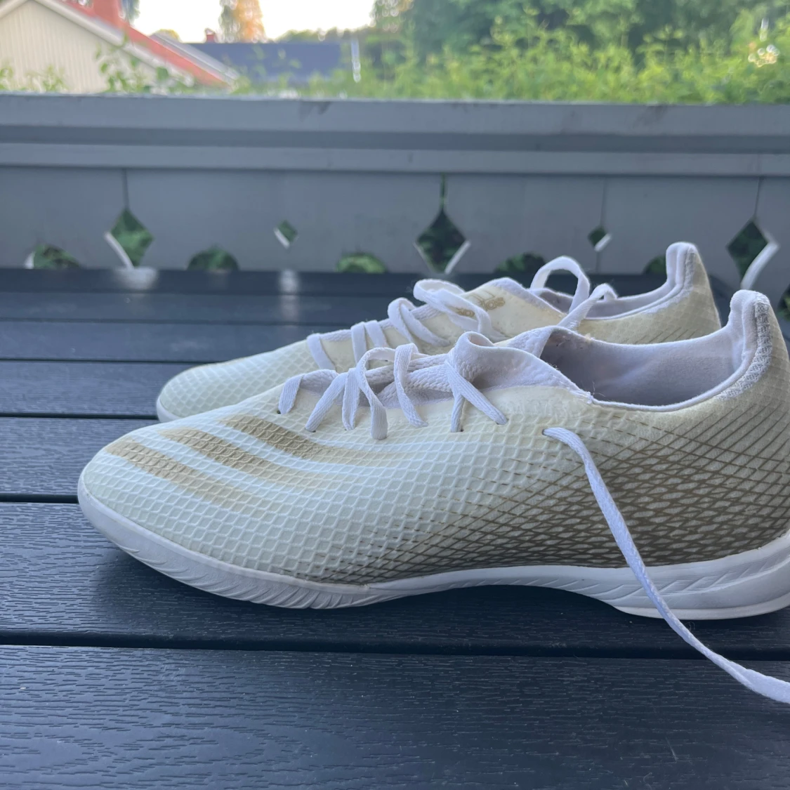 Vita fotbollsskor med snörning