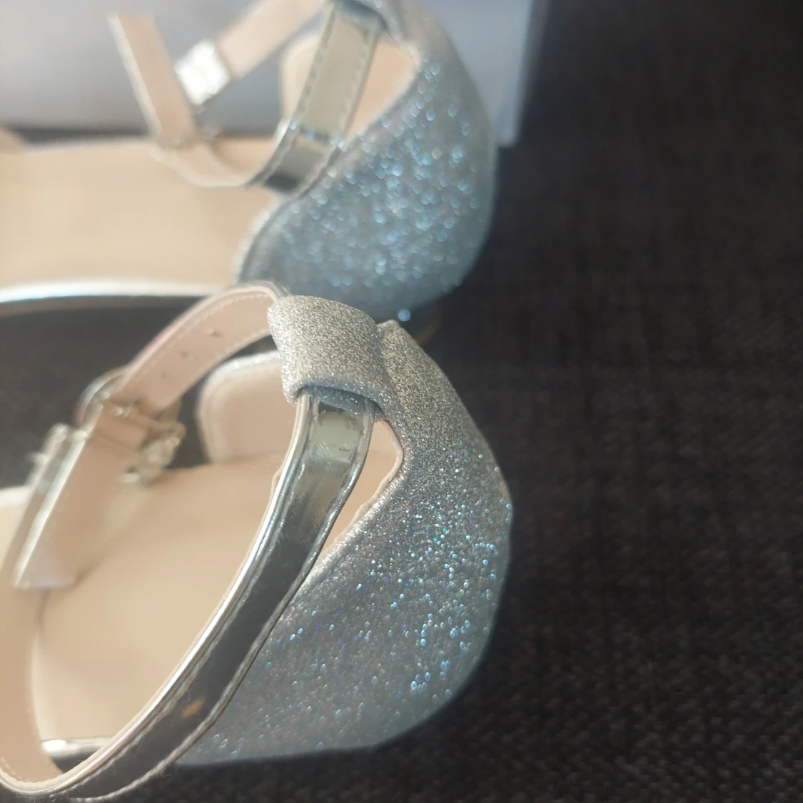 Nya glittriga silvriga sandaler med låg klack - 1