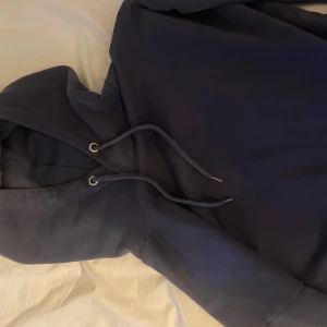 Mörkblå hoodie från 157, storlek S - Mörkblå hoodie från 157 i storlek S. Klassisk modell med huva och snörning utan tryck!