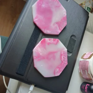 Rosa och vita oktagonala nagel fat - Rosa nahelfat som man kan blanda olika gele färger på eller liknande när man gör naglar