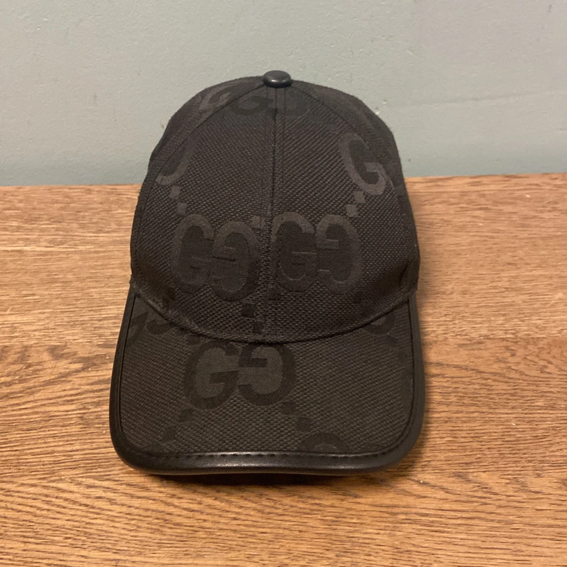 Svart keps från Gucci med GG-mönster