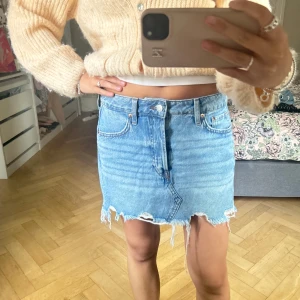 Ljusblå jeanskjol med fransig kant - Super fin ljusblå jeanskjol med slitningar! Kommer ej till använding💓💓
