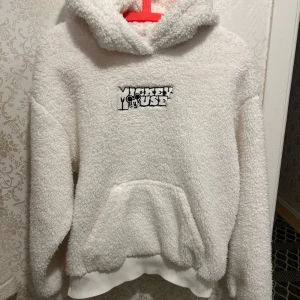 Vit teddy hoodie  - Säljer denna söta teddy hoodien från H&M. Använd en/två gånger!