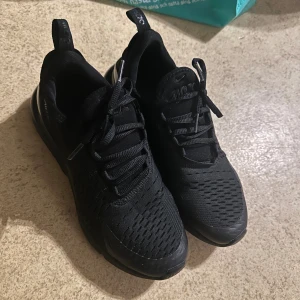 Nike air max 270 - Nike airmax 270, dam modell. Storlek 40 men dom är små i storleken så passar mig perfekt som har 39. Jättebra skick