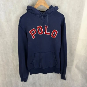 Ralph Lauren hoodie  - Fint skick! Modellen är 185 bär M