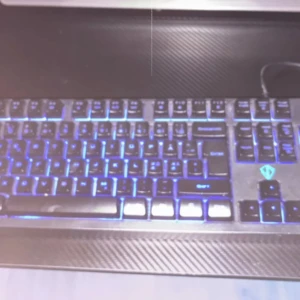 Keyboard - Detta är en gaming keyboard som jag fick på min födelsedag funkar väldigt bra fräsh och inte så stor 