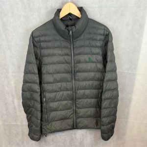 Ralph Lauren jacka  - Fint skick! Modellen är 185 bär M