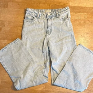 Vida jeans med hög midja  - Snygga ljusblå jeans från Lindex. Jeansen är vida och har hög midja.  Perfekta för en avslappnad och trendig look. 🩷