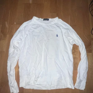 Vit Ralph Lauren tröja  - En vit Ralph Lauren tröja i storlek Medium. Inga flaws. 