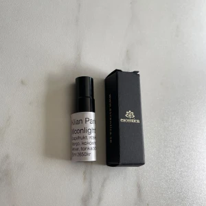 2 ml sample/doftprov av Kilian Moonlight In Heaven - Ett sample/doftprov på ungefär 2 ml av Kilian Moonlight In Heaven. Beställde hem provet och provade det men kände att det inte var min typ av doft. Doftprovet köptes för 170kr. Kvitto finns. Det är fritt fram att skriva till mig om ni har några frågor eller bud.
