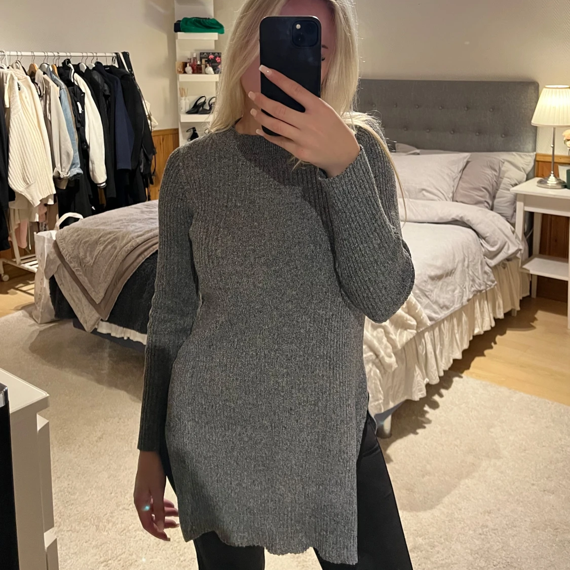 Grå ribbstickad lång tröja med slits - 1