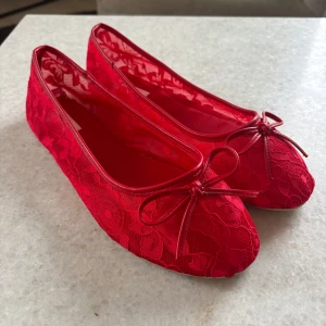 Ballerina skor - Aldrig använt för de var för stora och har helt glömt att lämna tillbaka! Man får dem precis nya i kartong som när man köper från butiken