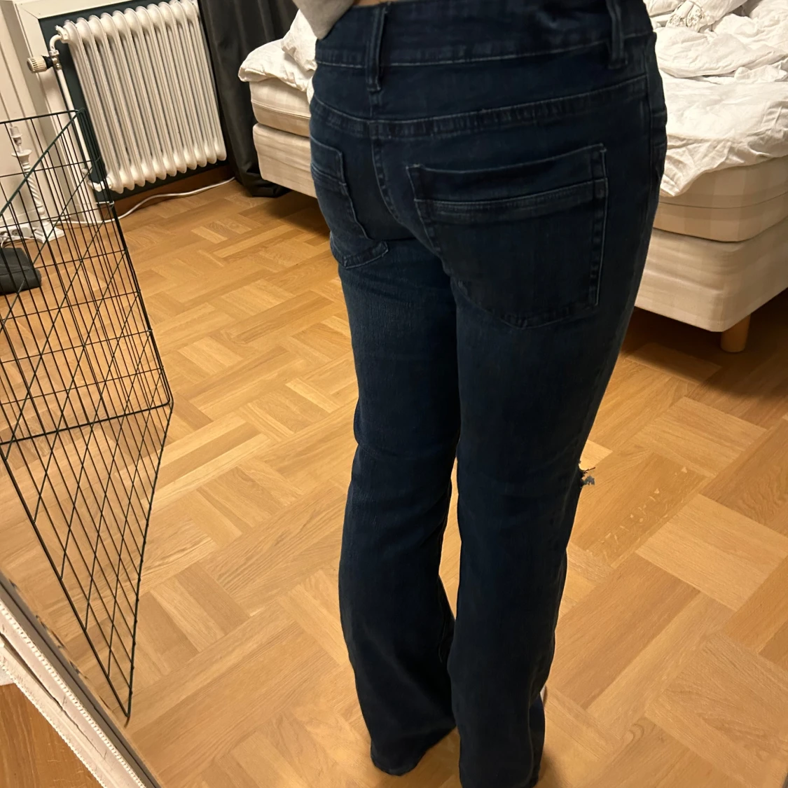 Mörkblå jeans med slitningar - 1