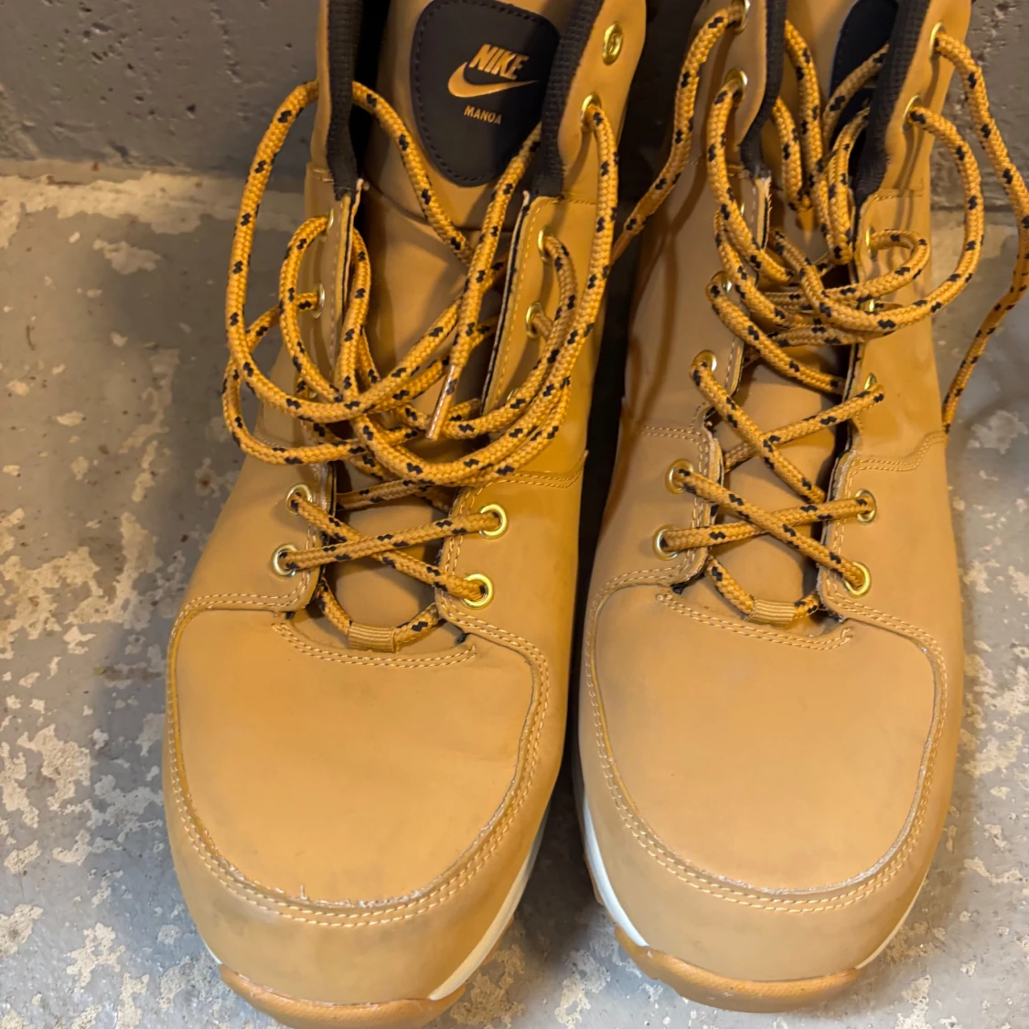 Nike Manoa boots i beige skinn