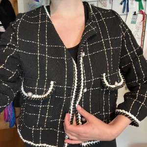 Svart rutig kavaj med pärldetaljer - Ärmarna är lite korta för dig som är lång 