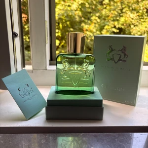 Parfums de Marly Greenley 125ml - Greenley från Parfums de Marly är en lyxig parfym i en grön glasflaska med guldigt lock och snyggt reliefmönster med två hästar och sköld. Flaskan rymmer 125 ml. Använt max 2ml 🙏 Den är såklart äkta, Kvitto finns 🧾 
