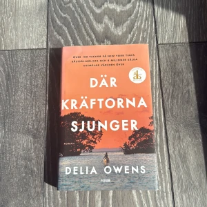 Där kräftorna sjunger - Skriven på svenska🩷 En gripande roman om ensamhet, naturens kraft och att hitta sin egen väg. Perfekt för dig som gillar spänning, starka karaktärer och vackra miljöer. Boken har hyllats världen över och är en modern klassiker som berör på djupet.