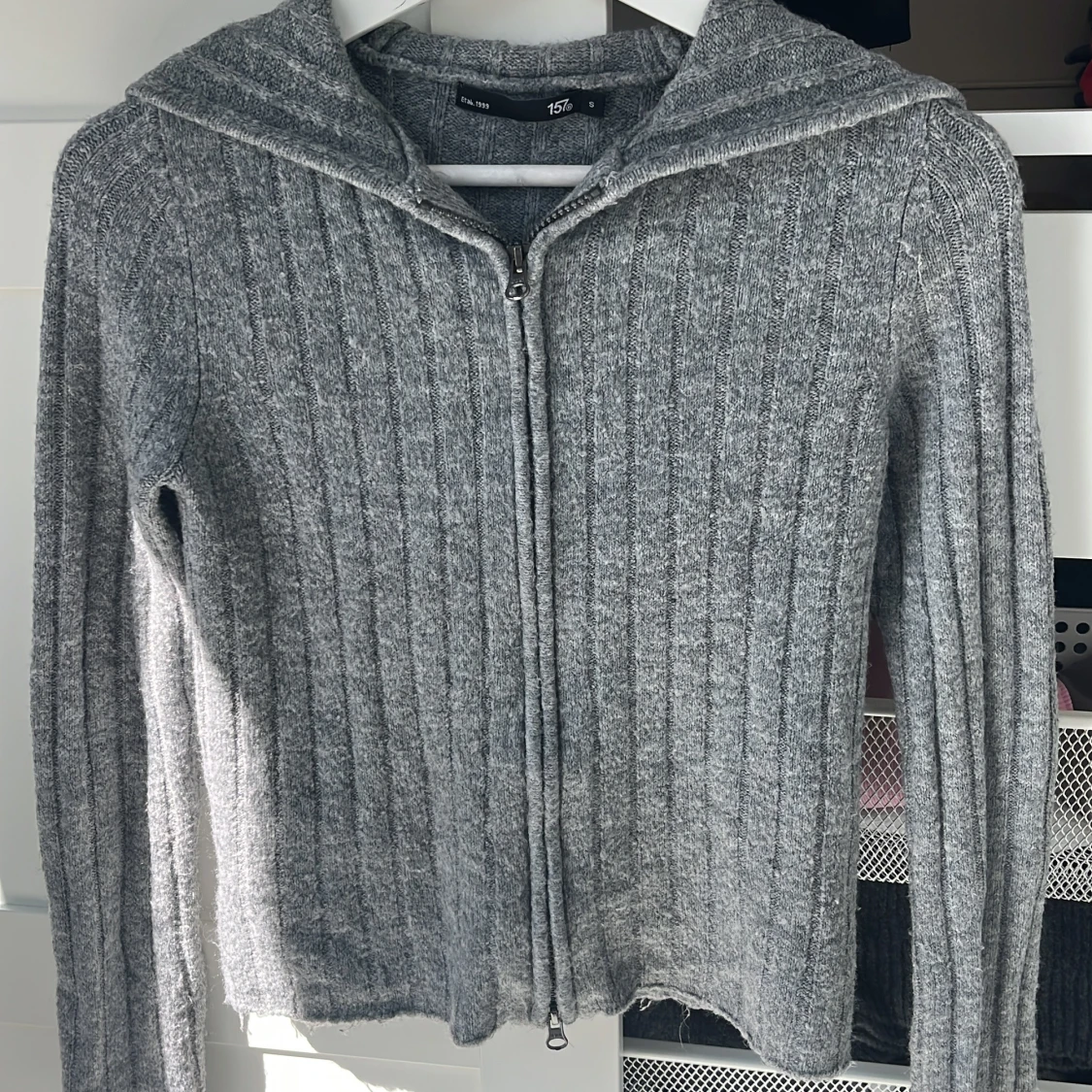 Grå ribbad hoodie med dragkedja 157