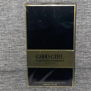 Good Girl parfym 80ml Carolina Herrera - Good Girl Eau de Parfum Suprême från Carolina Herrera i en lyxig svart och guldig kartong. Flaskan rymmer 80 ml och är en naturlig spray. Snygg och elegant förpackning som verkligen sticker ut i badrumshyllan.