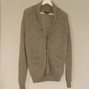 A.P.C Cardigan - A.P.C STICKAD CARDIGAN  Storlek : S  Passform : Normal  Mått : A = 50CM - B = 66CM  Material : 100% wool  Användning : Tröjan är i mycket fint skick utan defekter  Nypris : Cirka 2500 SEK