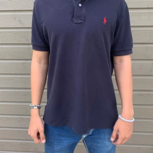 Polo Ralph Lauren Pike - Hej! Säljer en mörkblå Polo Ralph Lauren Pike i fint skick. Seriösa köpare kan få fler bilder. Priset kan diskuteras vid snabb affär.