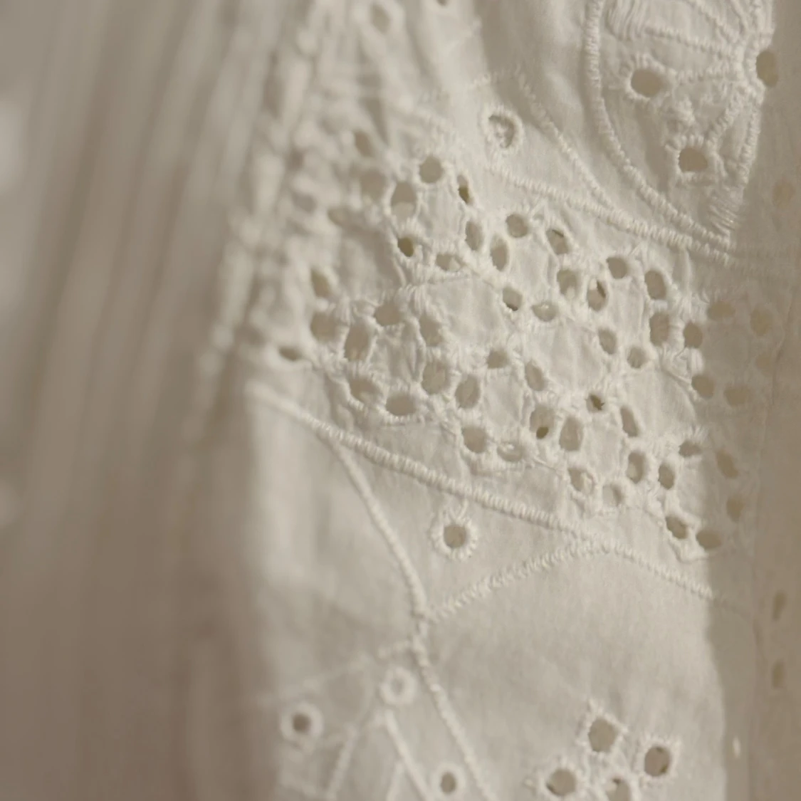 Vit långklänning med broderi från Zara - 1