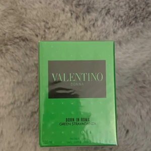 Valentino Donna Born In Roma Green Stravaganza - En lyxig parfym från Valentino, Donna Born In Roma Green Stravaganza. Flaskan rymmer 100 ml Eau de Parfum och kommer i en snygg, grön förpackning med stilren svart etikett. Perfekt för dig som gillar exklusiva och trendiga dofter.