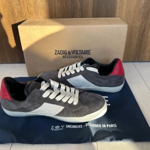 Grå skor - Zadig & Voltaire - Skor från Zadig & Voltaire. Storlek: 41. Skick: 8/10. Kontakta oss för fler bilder eller info!🤠