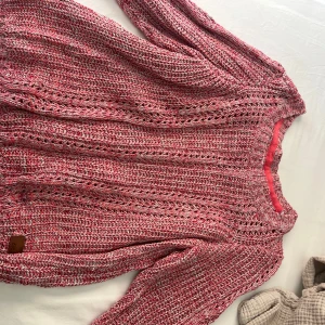 Rosa stickad tröja från Dobber - Säljer en grovstickad och trekvartsärmad tröja från Dobber i storlek Large men passar perfekt på mig som har storlek S! Den är begagnad men jag har endast använt den någon enstaka gång och den är som ny!🩷