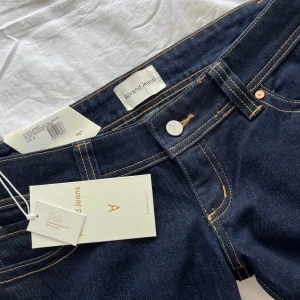 Abrand mörkblå bootcut jeans - Jättefina Abrand jeans som är helt oanvända. Nytt skick och har prislappen kvar!! Normal i storlek. Nytt pris 999 kr