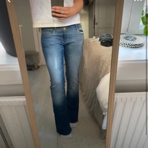 Blå jeans  - Supersnygga jeans som är köpta på Vinted, storleken på lappen är 26/32.🥰 Lånade bilder av tjejen jag köpte av, modellen är 165. Midjemått (tvärs över) : 36 cm innerbenslängd: 79 cm