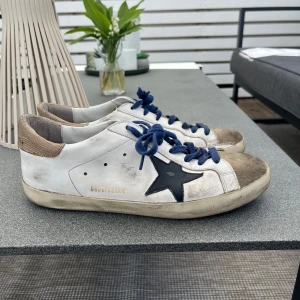 Golden goose skor - Riktigt schyssta golden goose sneakers i en sällsynt färg. Storlek 42. Varsamt använda men med tecken på användning,  och självklart följer original låda och dustbag med. 