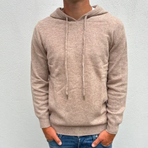 Kashmir/Merino hoodie - Beige Kashmir/Merino hoodie | Storlek S | Modellen är 177cm lång | Endast testad, därför är skicket 10/10 | Hör av dig vid frågor🌟