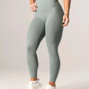 Mercy tights, från Relode  - Supersnygga grågröna leggings från Relode med hög midja och tight passform. Tillverkade i ett stretchigt syntetmaterial som sitter perfekt och ger en clean look. Perfekta för gymmet eller när du vill ha en sportig vibe. Skriv om ni har några frågor💕💕