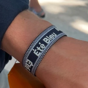 Été Bleu armband  - Adjustable, armband med broderade bokstäverna Été Bleu som betyder Blå sommar. Det ingår box och fraktas inom 24 h. För fler bilder/ videos på armbandet besök gärna Été Bleus TikTok! 