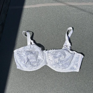 Vit spetsig bh  - Säljer en vit spets bh med tunna axelband och vacker spetsdetalj över hela framsidan❣️Super fin och strl 90D❣️❣️
