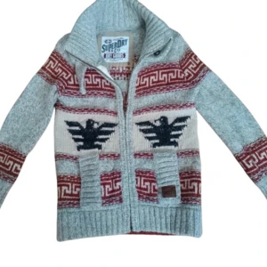 Supedry stickad cardigan - Asfet stickad cardigan från märket Superdry. Storlek S och perfekt för våren och vintern att ha över en hoodie eller t-shirt. Gjord i 30% ull. Mycket fint skick, hör av er för exakta mått eller frågor. Mvh