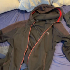 Svart hoodiejacka med röd kant - Dålig bild men limited edition kofta från Hugo boss