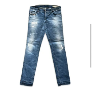 Diesel jeans blå W31 L30 - Snygga blå Diesel jeans med slitna detaljer och skinny fit med låg midja. Midjemått: 41, Innerbenslängd: 76, midjehöjd: 19. Se min profil för fler jeans🤩