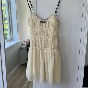 Somrig zara klänning - Söt klänning från Zara i vit/cremefärg. Prislappen är kvar