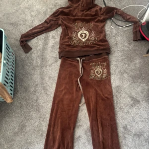 Juicy Couture Vintage - Otroligt Vintage Juicy Couture set!! Finns inte och köpa längre och är i toppskick för att vara vintage! Byxorna är i storleken S och Tröjan är i XS. Byxorna är dessutom flare nedanför och så snygga!! 🌸🌸Kom gärna med prisförslag🌸🌸