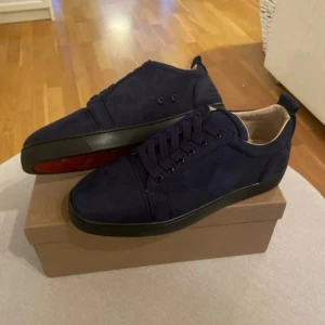 Christian Louboutin  - Christian Louboutin i mörkblå färg, nyskick 